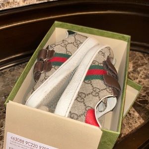 Gucci boy toddler sneakers, size 25, good conditions.